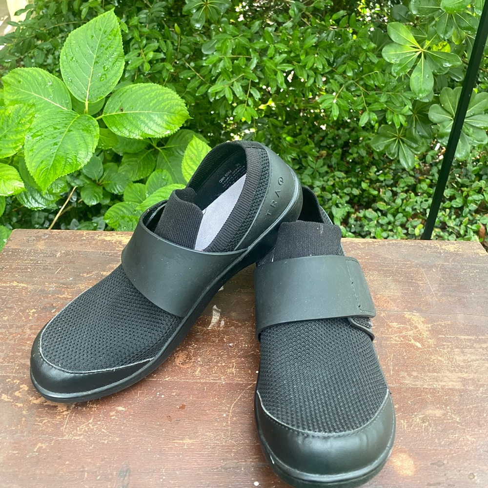 Tracy by Algeria Black Sneakers Slip-On Minimalist Design Sz 39/US 9